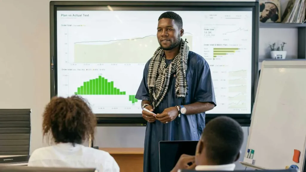 Join a public speaking class to learn public speaking
