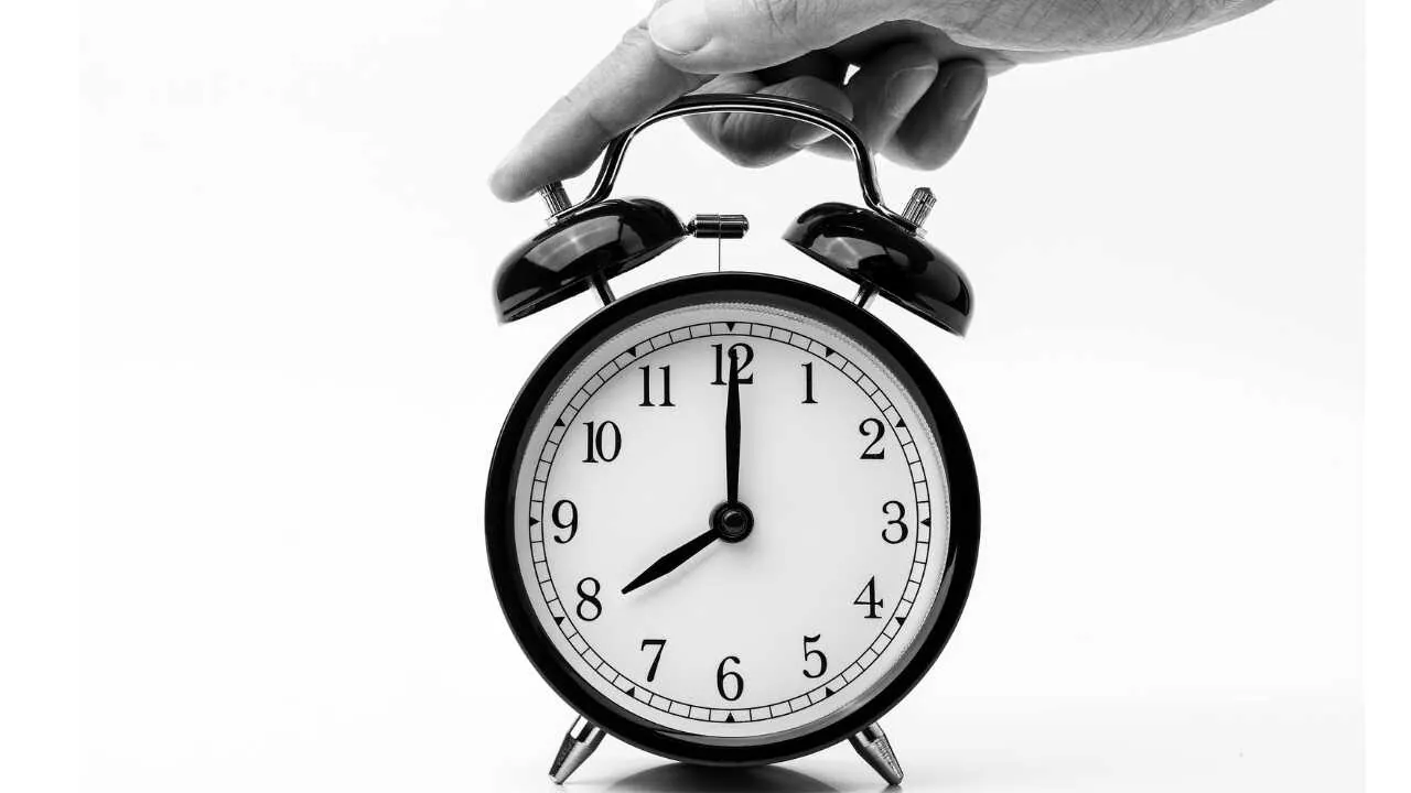 A small clock representing the 5-hour rule