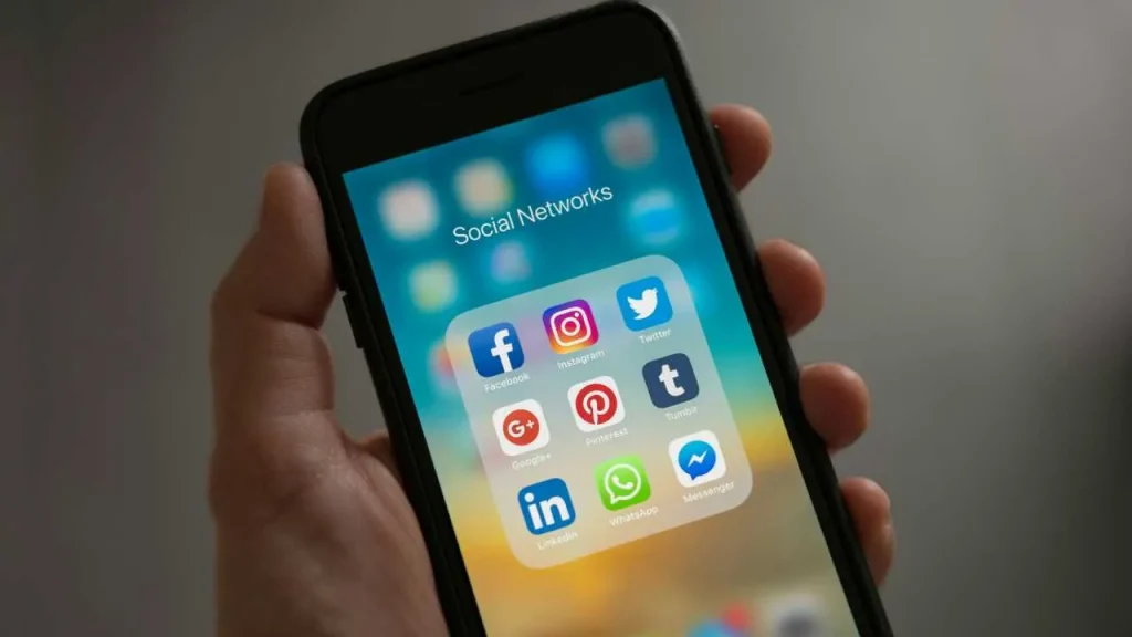 Social media platforms displayed on an andriod depicting insecure feeling