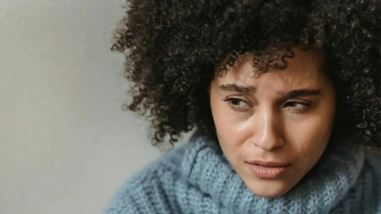 A lady looking insecure representing why am I so insecure? Everything you need to know about insecure feelings