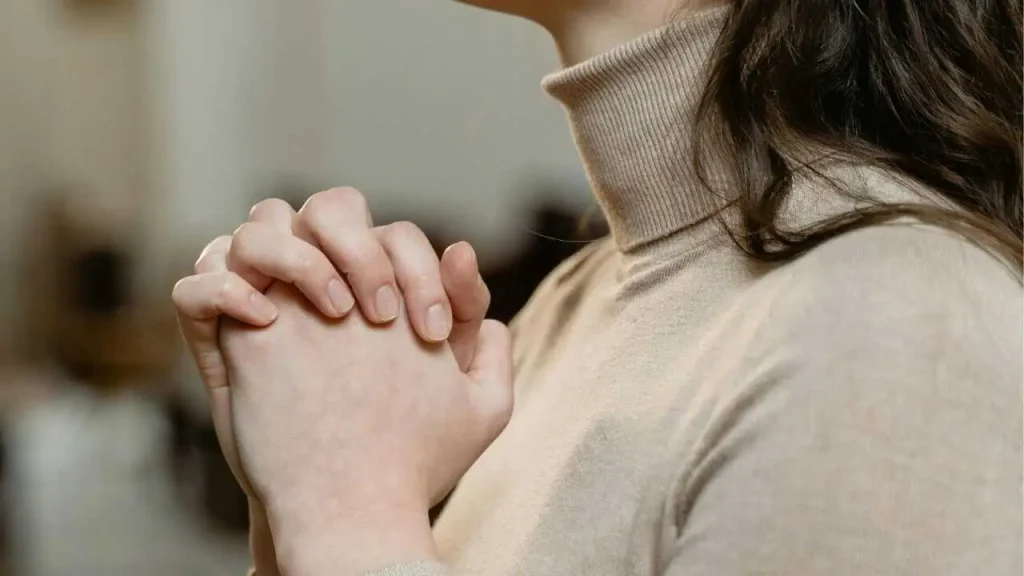 A lady praying depicting patience is a virtue