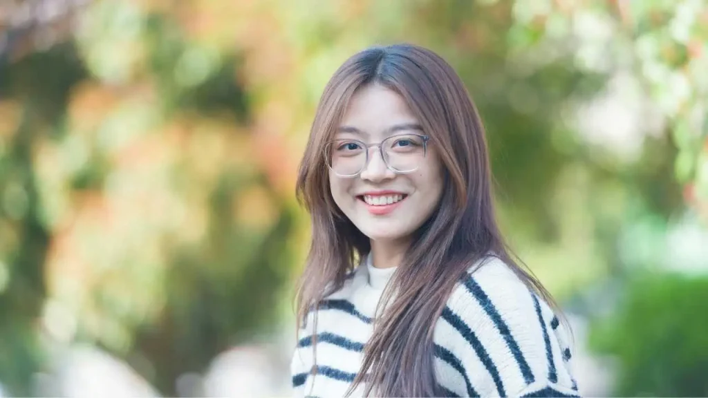 A smiling lady depicting how to cultivate self acceptance