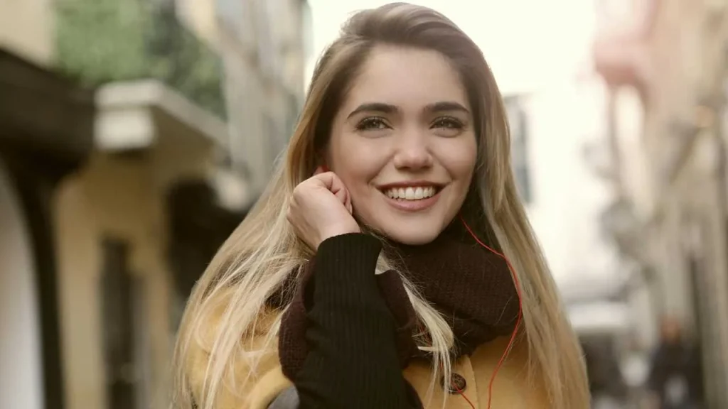 A lady smiling depicting have faith in God a route to victory