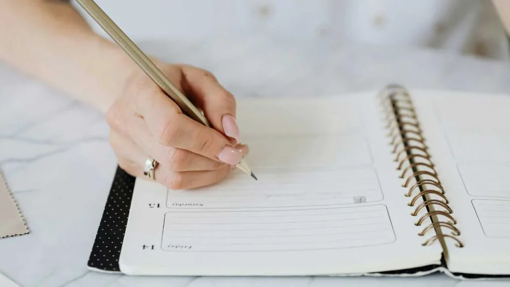 A hand taking down note depicting a growth mindset
