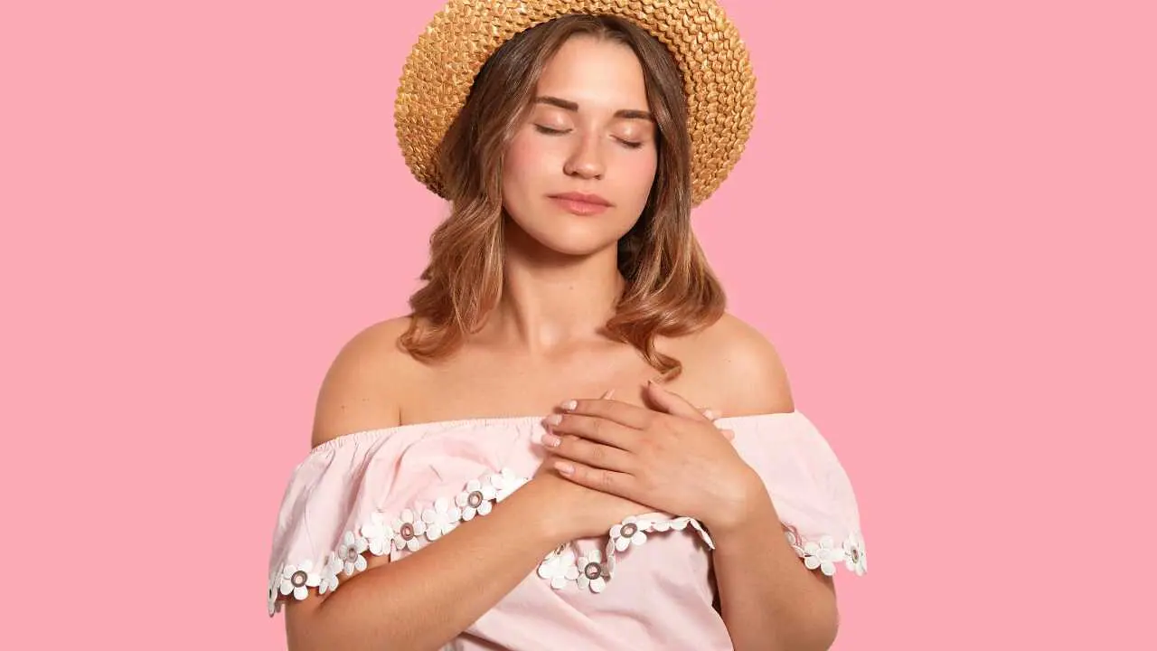 A thankful lady depicting quotes about being thankful