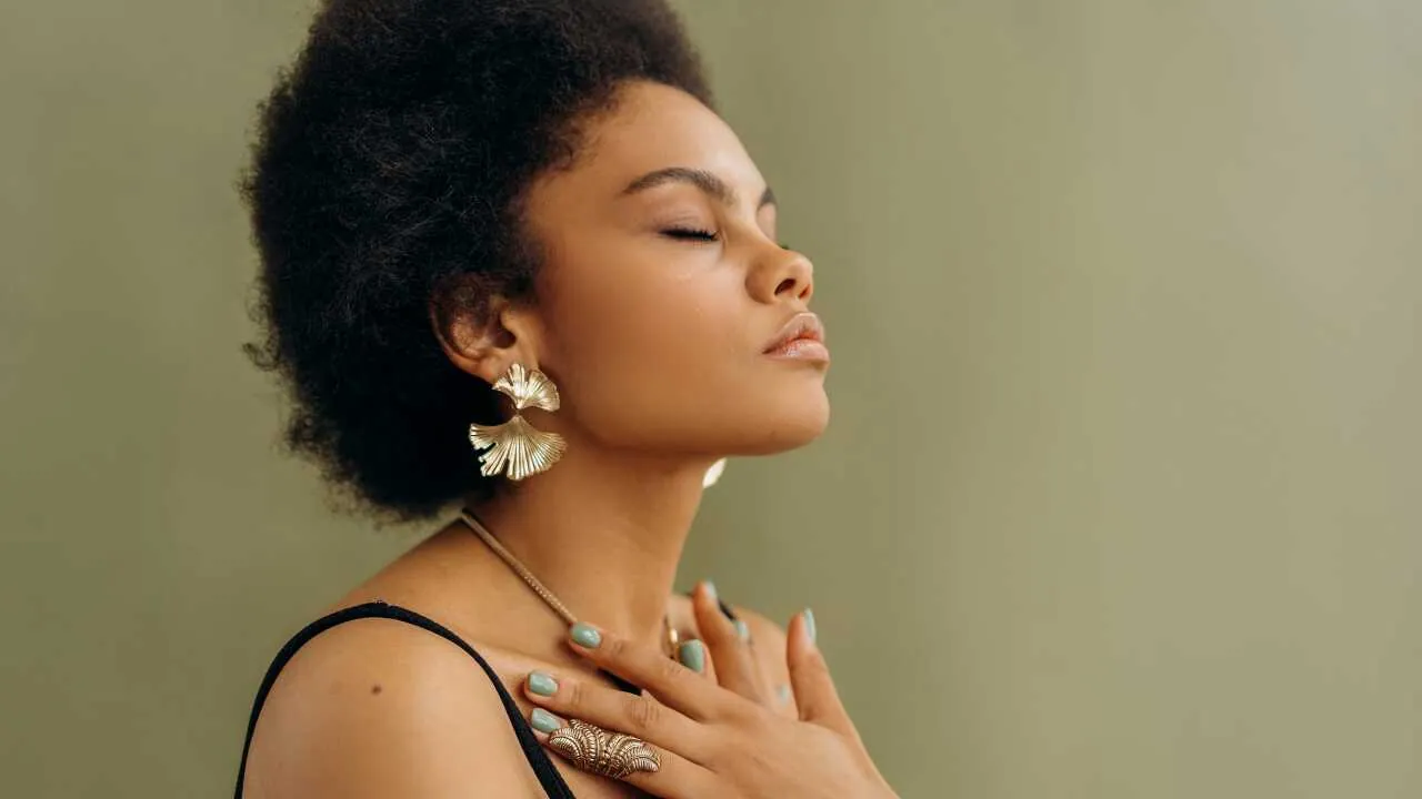 A woman meditating depicting quotes about peace of mind